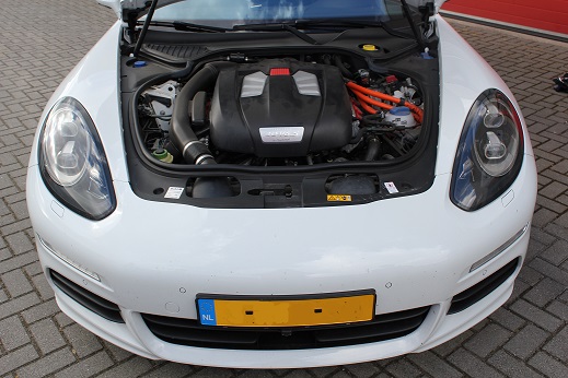 Rijervaring Chiptuning Porsche Panamera S E-hybride 416 Pk 590 NM Voorkant