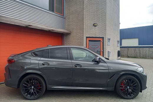 Rijervaring Chiptuning BMW X6 xDrive 40i 333 PK Zijkant