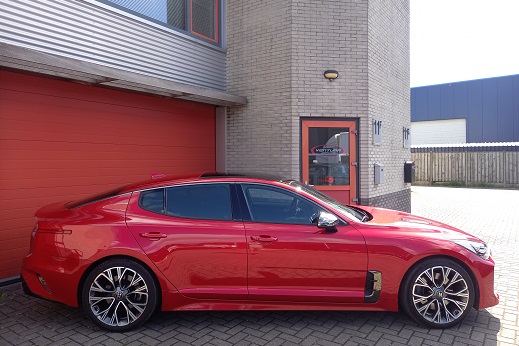 Rijervaring Chiptuning Kia Stinger 2.0 T-GDi 255 PK Zijkant