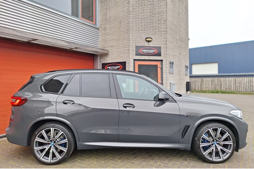 Rijervaring Chiptuning BMW X5 xDrive 45E 394 PK G05 Zijkant