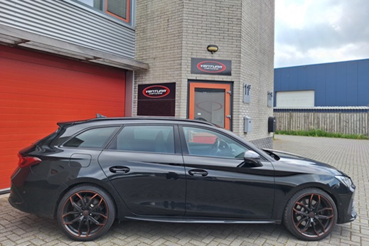 Rijervaring Chiptuning Cupra Leon 1.4 e-Hybrid 245 PK Zijkant