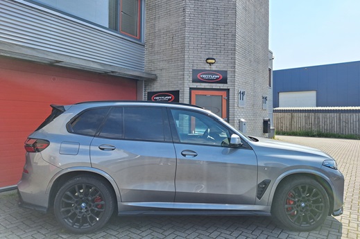 Rijervaring Chiptuning BMW X5 50e 489 PK G05 Zijkant