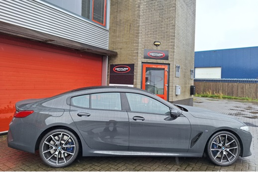Rijervaring Chiptuning BMW 840i G15 340 PK Zijkant