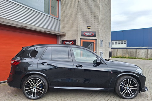 Rijervaring Chiptuning BMW X5 xDrive 45E 394 PK G05 Zijkant