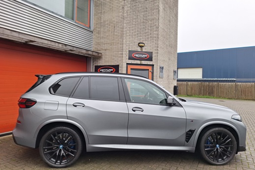 Rijervaring Chiptuning BMW X5 50e 489 PK G05 Zijkant