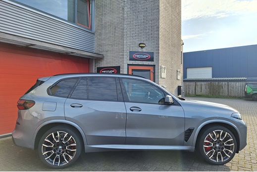 Rijervaring Chiptuning BMW X5 50e 489 PK G05 Zijkant