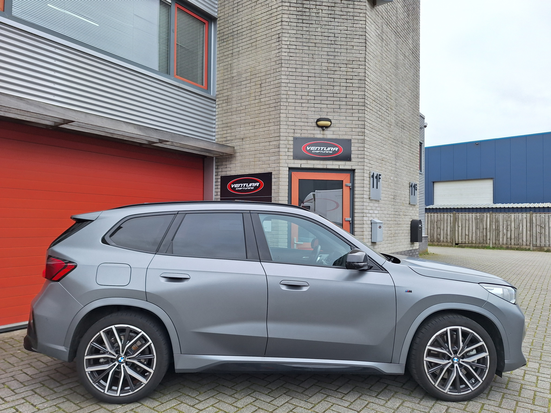 Rijervaring Chiptuning BMW X1 sDrive20i 170PK U11 Zijkant