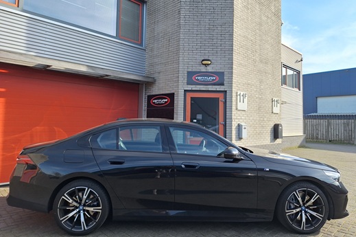 Rijervaring Chiptuning BMW 550e 489 PK G60-61 Zijkant