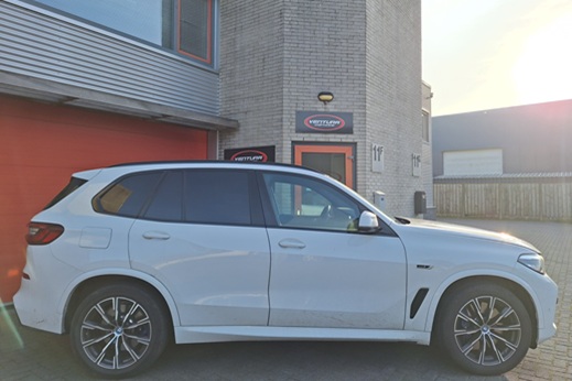 Rijervaring Chiptuning BMW X5 xDrive 45E 394 PK G05 Zijkant